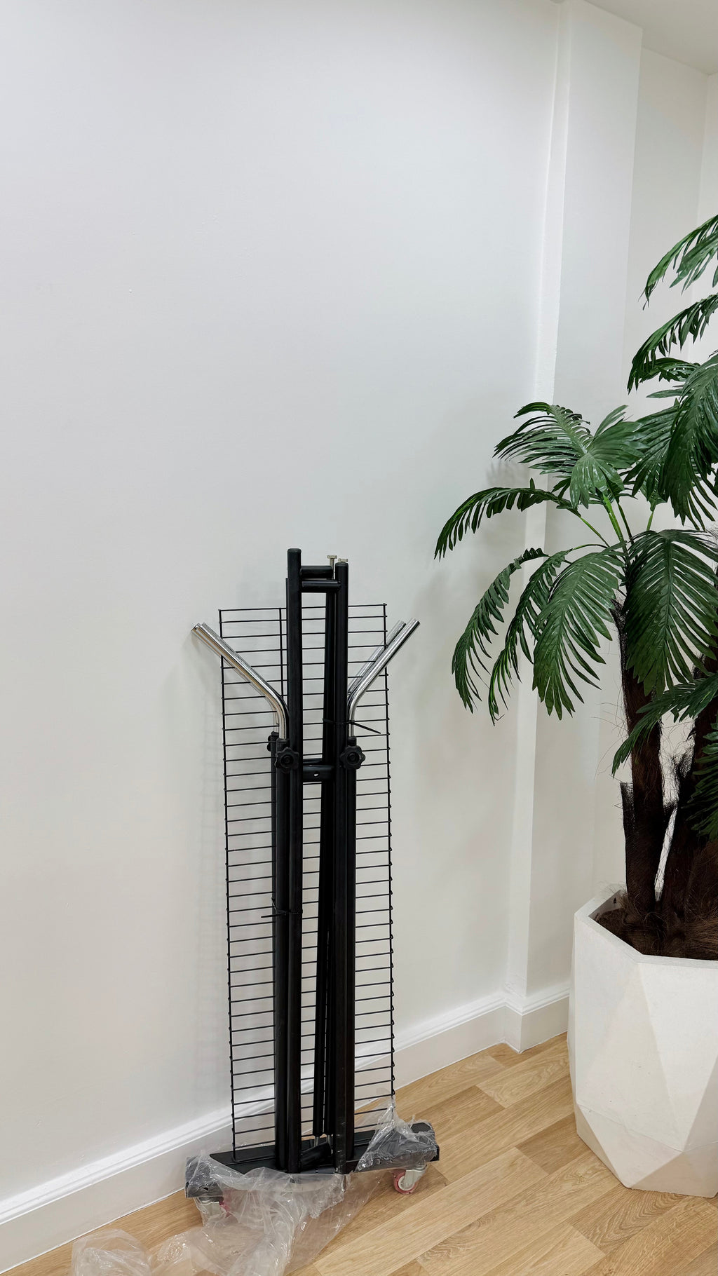 علاقة ملابس حديدية